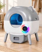 Litière automatique 66 L à oreilles gris clair et blanc posée dans une entrée lumineuse, image générée