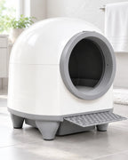 Litière automatique XXL 90 L fermée posée dans une salle de bain claire, image générée