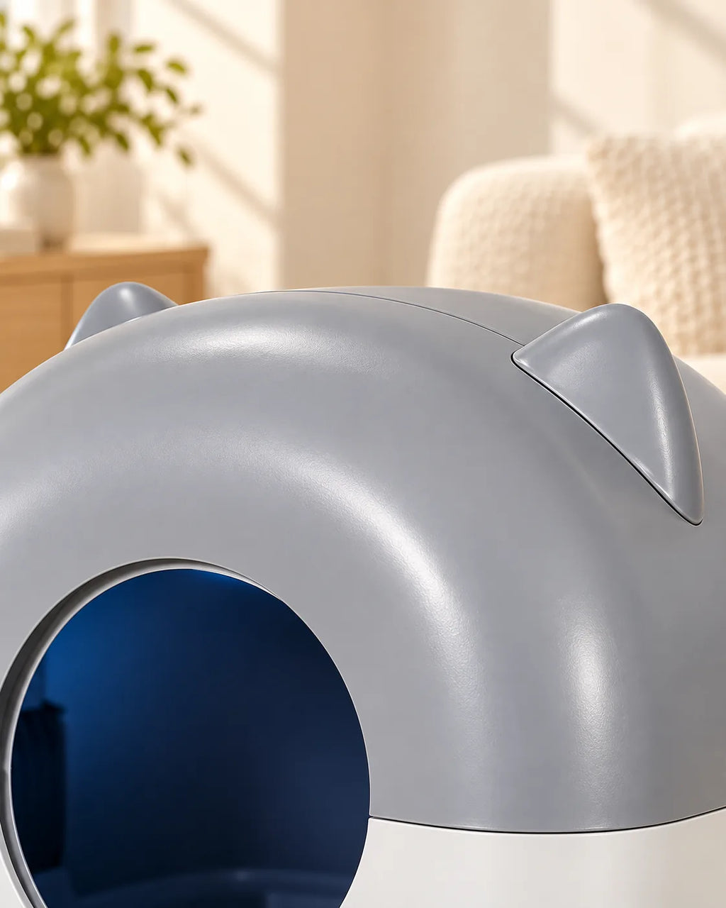 Litière automatique 66 L à oreilles, gros plan du dôme gris et des oreilles, image générée
